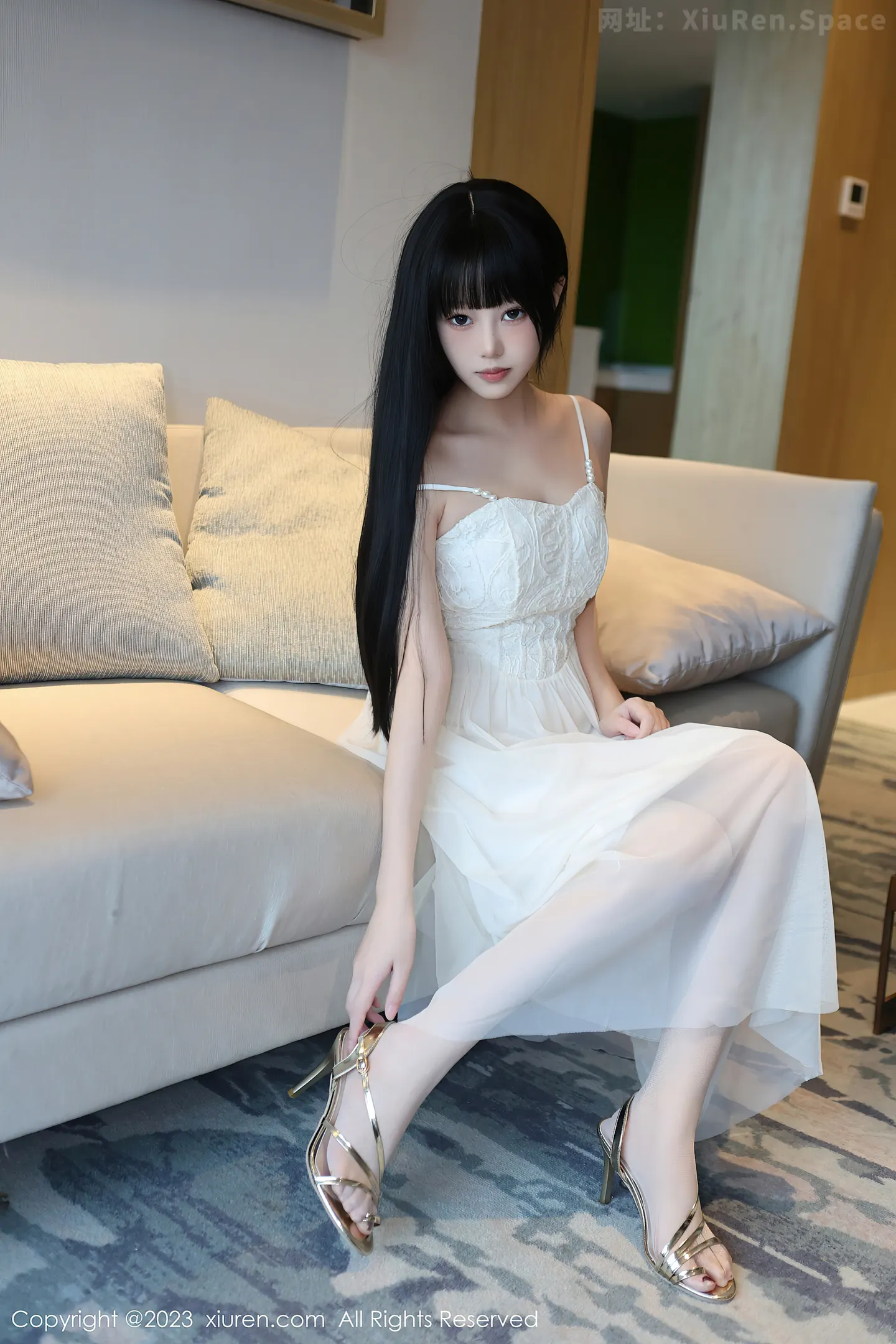 图片[6]-[XiuRen秀人网]2023.05.31 NO.6828 早川京子 白色吊带连衣裙与粉色内衣加肉丝美腿性感私房写真集-秀人网官方网站